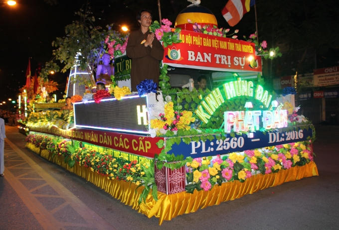 ...Những cỗ xe được trang trí rất công phu.