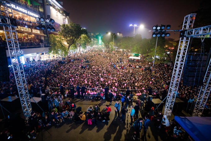 Dòng người nô nức đổ về showcase