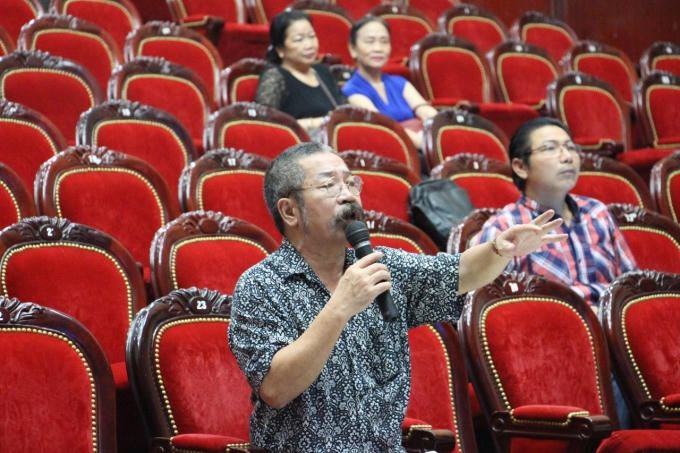 Đạo diễn Lê Hùng đang chỉ đạo buổi tập tại trường quay từ hàng ghế khán giả.