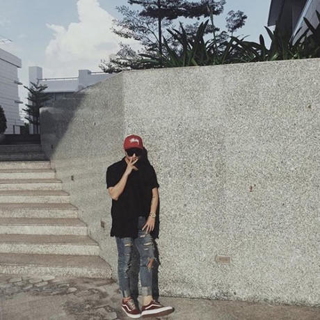 C&oacute; vẻ như khung cảnh tại địa điểm &ldquo;chốn đi về&rdquo; rất được l&ograve;ng Sơn T&ugrave;ng cho việc chụp ảnh hoặc &ldquo;hẹn h&ograve;&rdquo;.