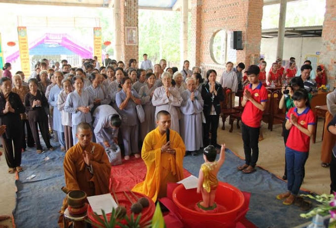 Tiến hành nghi thức tụng kinh khánh đản, hướng dẫn Phật tử tắm Phật.