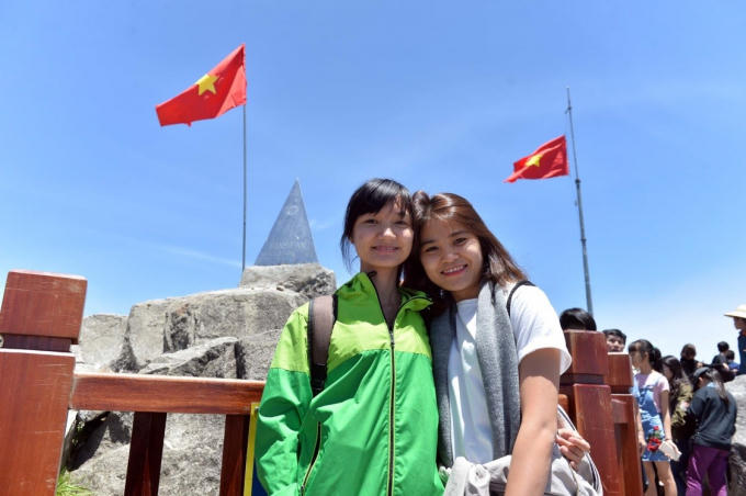 Không chỉ được “thu vào tầm mắt muôn trùng nước non” du khách còn được sống trong cảm xúc lâng lâng khi nhìn ngắm lá cờ Tổ quốc tung bay trên độ cao 3.143m. Bạn Thanh Tú đến từ Hà Nội hào hứng chia sẻ: “Em không tin là có ngày em được chinh phục nóc nhà Đông Dương, em đã mong ước điều đó từ lâu nhưng hôm nay mới thực hiện được. Thật bõ công khi rủ cô bạn thân từ Bình Dương bay ra đây tận hưởng kỳ nghỉ hè mát lạnh”.
