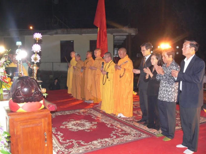 Các tăng ni phạt tử tiến hành cầu siêu.