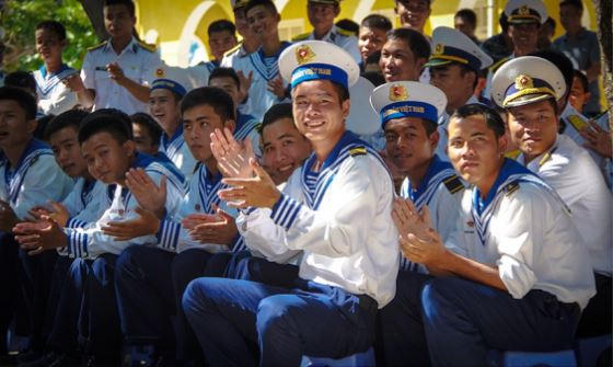 Triển lãm cũng là dịp để người xem, nhất là các bạn trẻ có cơ hội hiểu thêm về Trường Sa, về cuộc sống và công việc của những chiến sĩ đang ngày đêm bảo vệ chủ quyền thiêng liêng của Tổ quốc.