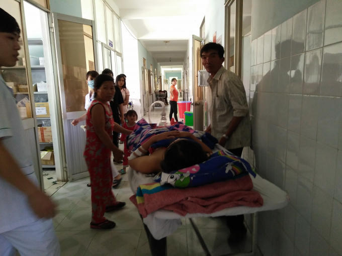 Chị Duyên được đưa đi cấp cứu.