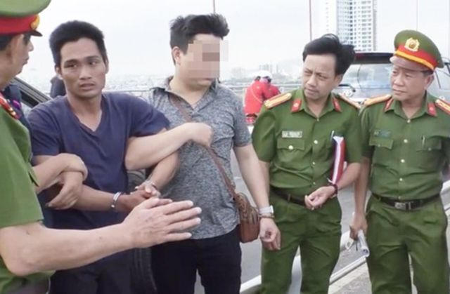 Cơ quan công an đưa Bùi Văn Hời thực nghiệm hiện trường ném xác con xuống sông Hàn. (Ảnh: Đoàn Nguyên)
