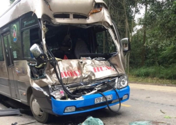 Chiếc xe khách bị nát phần đầu do cú tông quá mạnh. (Ảnh: CSGT cung cấp).