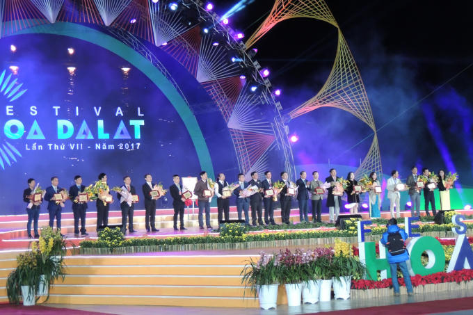 Ban tổ chức tặng kỷ niệm chương và hoa cho những đơn vị đồng tài trợ chương trình Fesival hoa.
