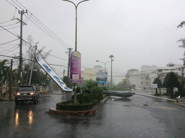 Tỉnh Khánh Hòa mất điện toàn tỉnh (trừ khu vực Cam Ranh), chưa thể khôi phục do thời tiết xấu. Ảnh: Dân trí.