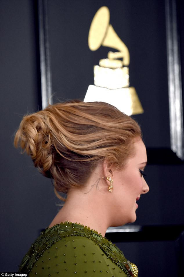 Chữ A cách điệu đằng sau tai của Adele cũng do Mark thực hiện.