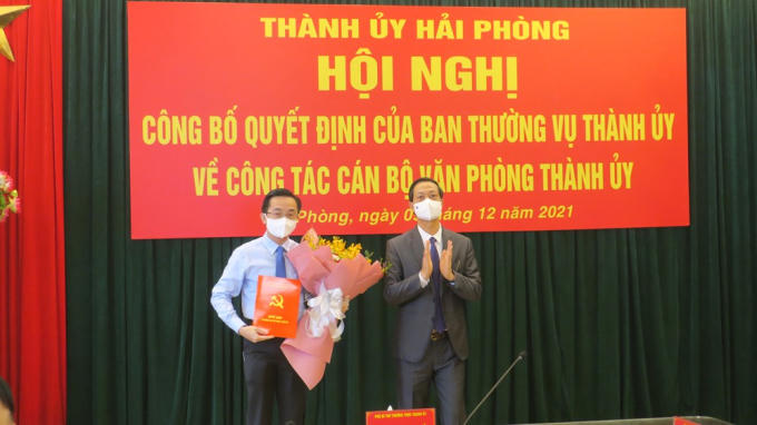 Phó Bí thư Thường trực Thành ủy Đỗ Mạnh Hiến trao Quyết định và tặng hoá chúc mừng ông Trần Thế Thông được bổ nhiệm giữ chức danh Thư ký Bí thư Thành uỷ.