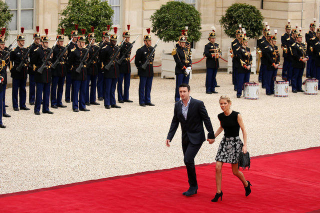Tiphaine Auziere, con gái của bà Brigitte Trogneux, cùng bạn đời tới dự lễ tuyên thệ. (Ảnh: Reuters)