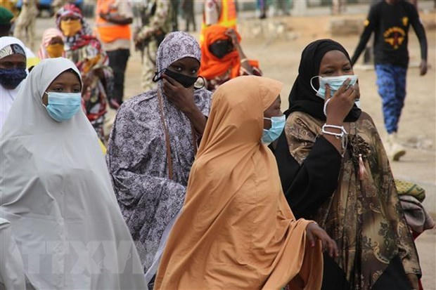 Người dân đeo khẩu trang phòng lây nhiễm COVID-19 tại Botswana. (Ảnh: AFP/TTXVN)