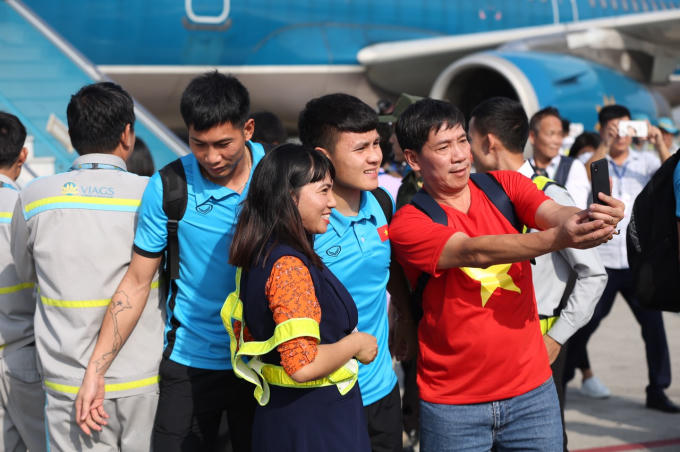 Người hâm mộ chụp ảnh cùng các tuyển thủ của đội tuyển Quốc gia Việt Nam