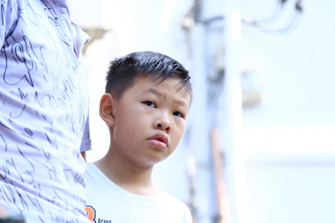 Khi kể về ba, bé Đạt nói lớn lên cũng sẽ làm "hiệp sĩ" giống ba mình. (Ảnh: Xuyến Chi).