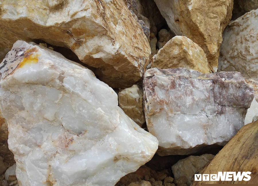 Nup bong cai tao vuon doi, nhom 'quang tac' dua may moc khai thac trai phep da thach anh o Nghe An hinh anh 2