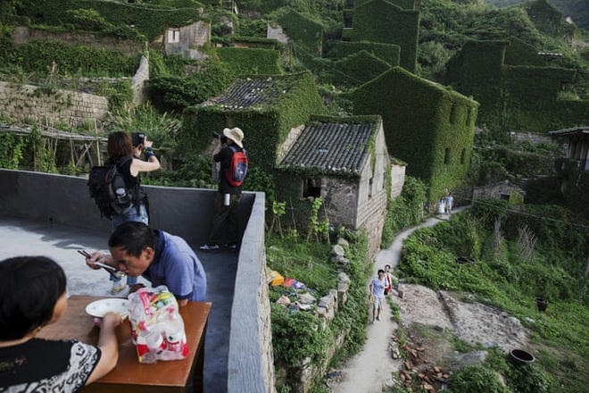 Một số cư dân cũ của ngôi làng hiện đã quay trở lại đây để phục vụ khách du lịch. Thứ duy nhất bạn có thể mua tại ngôi làng này là chai nước lọc. 