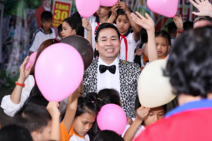 Doanh nhân Colsenet Chirstian Claude đã dành tặng trung tâm 10 triệu đồng.