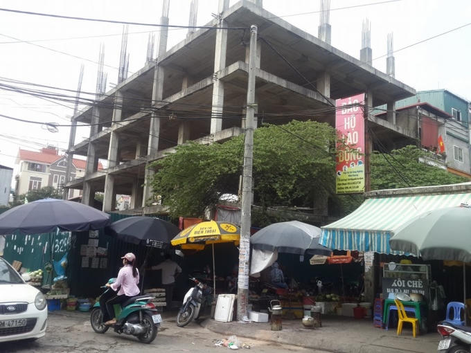 Dự án ngừng thi công trong thời gian quá lâu, ảnh hưởng đến vệ sinh môi trường, trật tự trị an và mỹ quan đô thị, gây bức xúc cho người dân quanh khu vực.