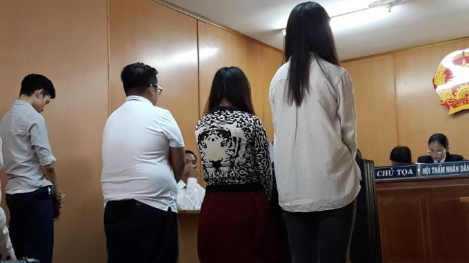 Hẹn nhau huyết chiến, hai nhóm học sinh ra trước vành móng ngựa.