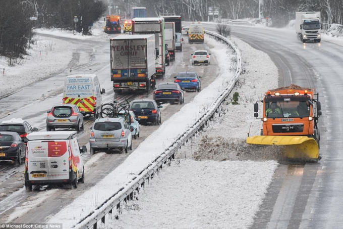 Tuyết rơi dày đặc trên các tuyến đường cao tốc khiến giao thông bị ùn tắc.