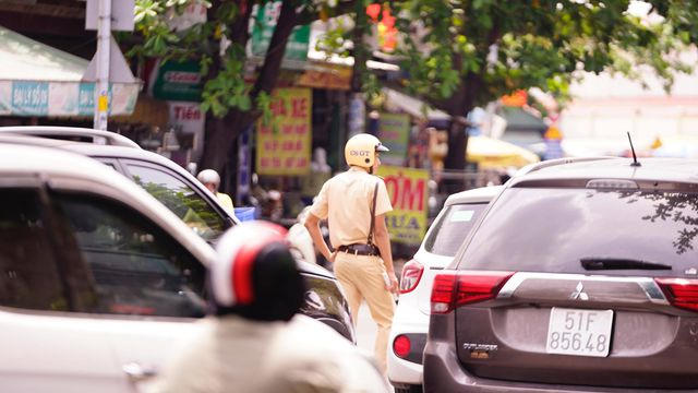 Lực lượng CSGT có mặt điều tiết lưu thông.