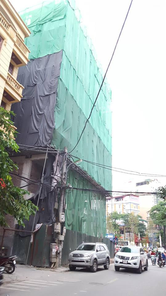 Thanh sắt được cho là rơi từ tòa nhà đang xây dựng.