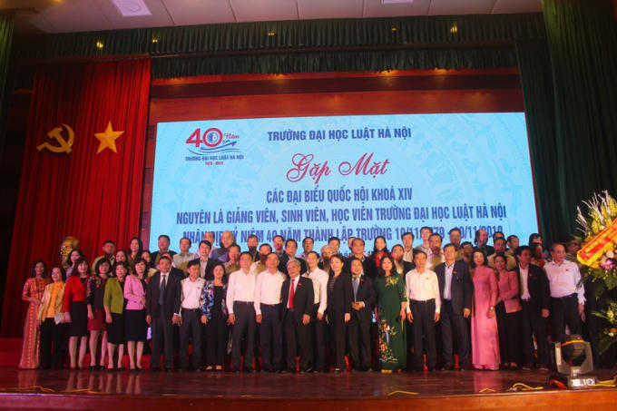 Các Đại biểu Quốc hội khóa XIV nguyên là giảng viên, sinh viên Trường ĐH Luật Hà Nội chụp ảnh kỷ niệm cùng lãnh đạo Bộ Tư pháp, Trường ĐH Luật Hà Nội