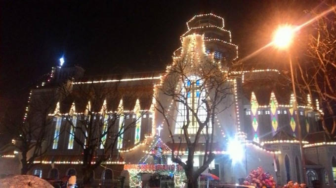 Giáng sinh về làm cho Cố đô Huế vốn đã dịu kỳ càng thêm lung linh rực rỡ.