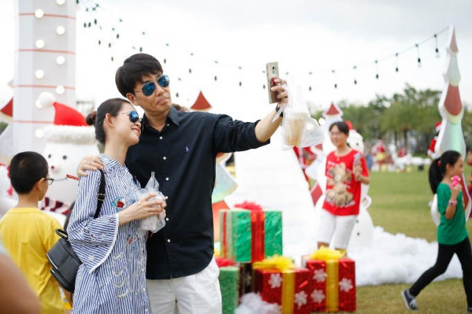 Tiểu cảnh khổng lồ được đặt ngay tại cổng vào là nơi cư dân ghi lại những hình ảnh lưu niệm đáng yêu cùng gia đình, bạn bè