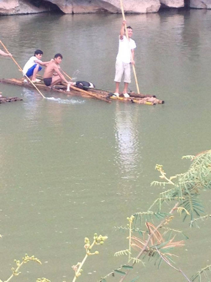 Ngay khi nghe tiếng kêu cứu, người dân đến để ứng cứu nhưng vẫn không kịp dẫn đến tai nạn thương tâm.