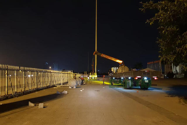 Đêm qua (5/12), 40 quả "bóng xích" đã được di chuyển khỏi sân Mỹ Đình.
