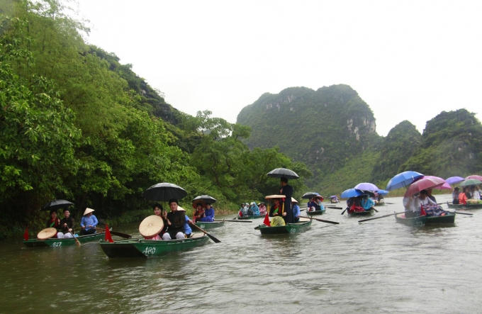 Những làn điệu dân ca quan họ được biểu diễn ngay trên sông nước, đường vào Tràng An.