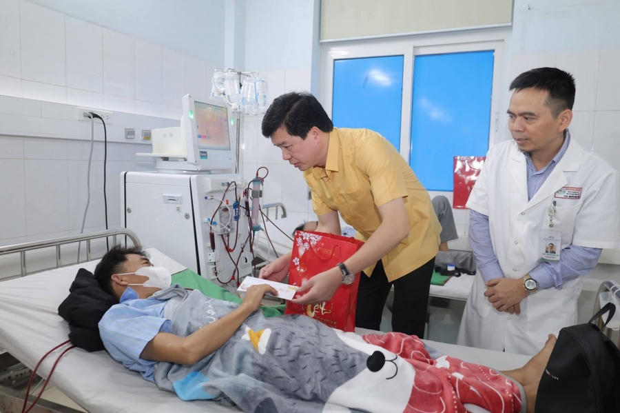 Thăm hỏi, động viên các bệnh nhân nỗ lực điều trị.