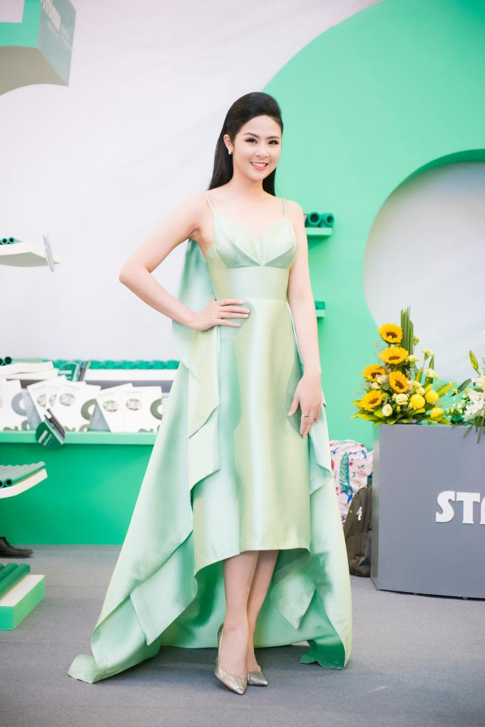 Hoa hậu Ngọc Hân nuột nà trong chiếc đầm thiết kế 3 D.