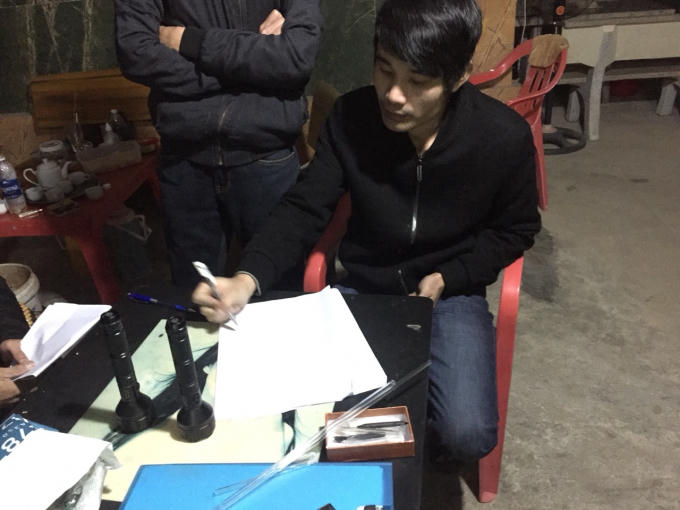 Các đối tượng và tang vật bị bắt giữ tại hiện trường.