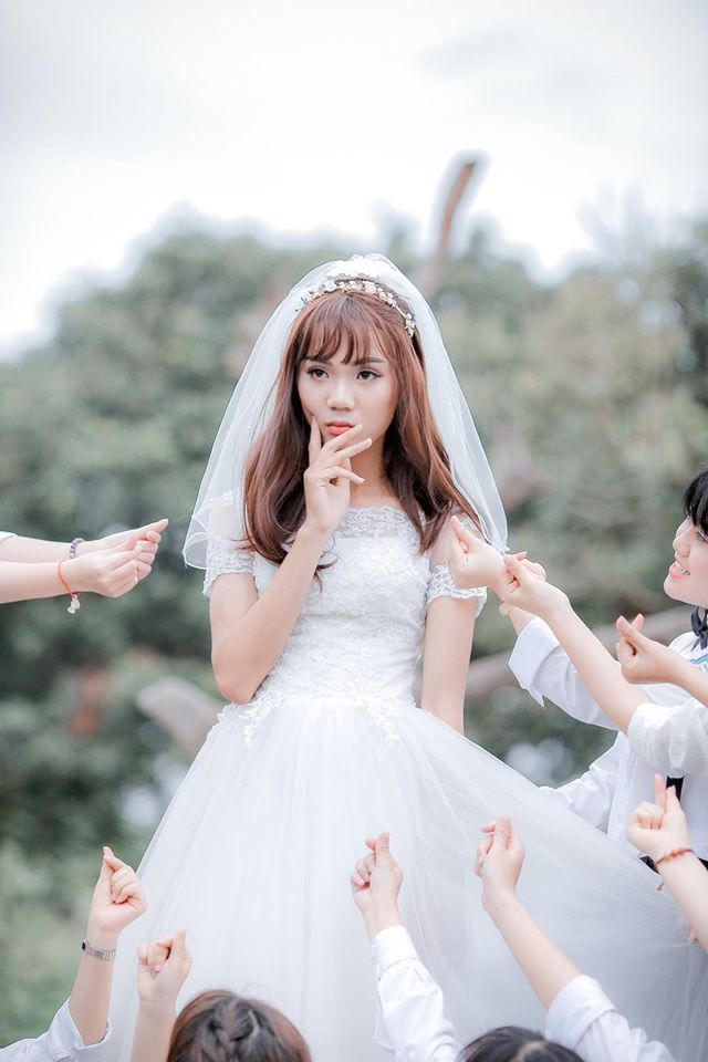 Ngỡ ngàng với bộ ảnh kỷ yếu 37 chú rể tranh giành một cô dâu