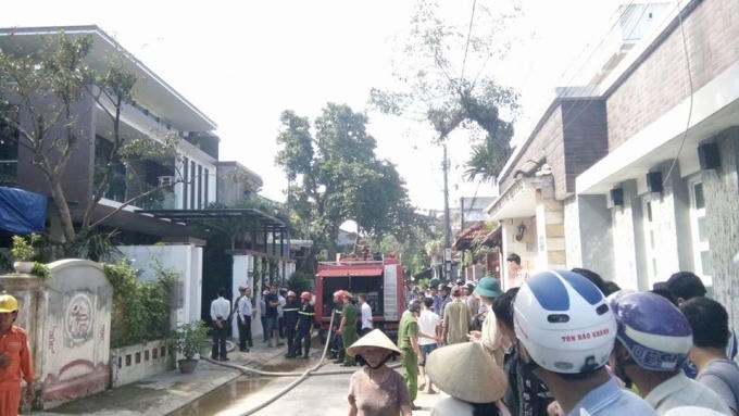 Người dân nhanh chóng báo cho lực lượng chức năng.