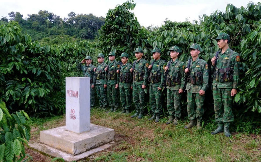 Cán bộ, chiến sĩ Đồn Biên phòng Cửa khẩu Thuận An thực hiện nghi thức chào cột mốc biên giới. Ảnh: Báo Lâm Đồng