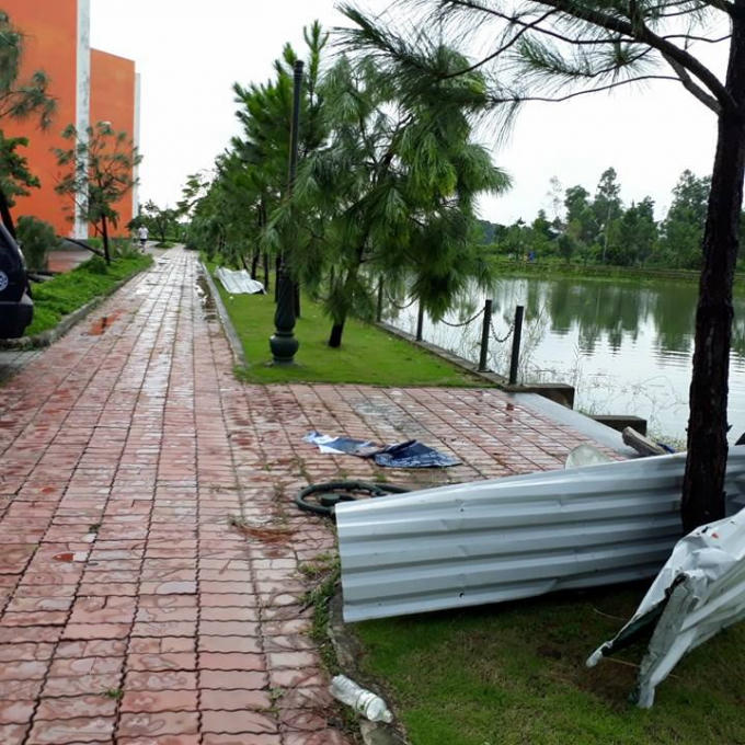 Mái tôn bị cuốn xuống đường đi lại.