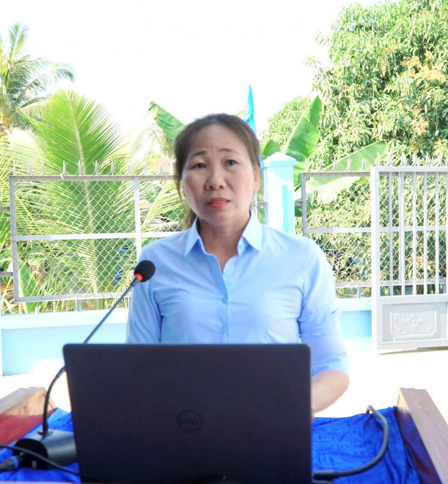 Bà Trang Ngọc Ánh – Phó Giám đốc Trung tâm Nước sạch và VSMT nông thôn tỉnh An Giang, đại diện chủ đầu tư báo cáo tại buổi lễ