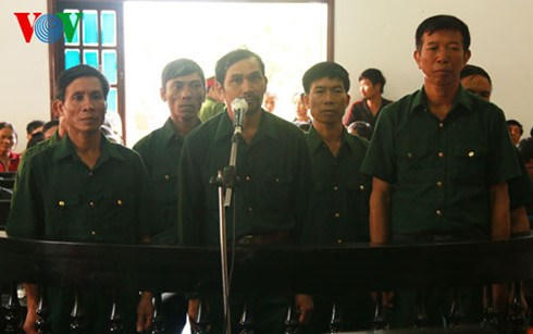 7 cựu chiến binh trong phiên xét xử phúc thẩm sáng 21/6. (Ảnh: báo VOV)
