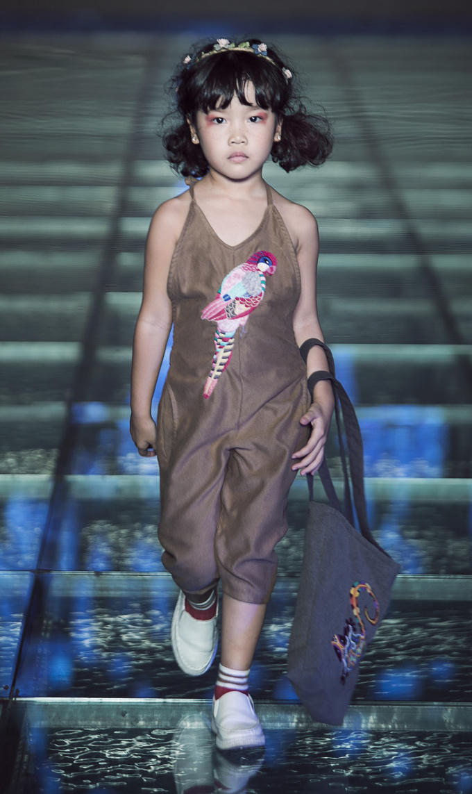 BST mùa hè sử dụng chất liệu chủ đạo là là linen, vừa thấm hút mồ hôi tốt lại vừa gần gũi với thiên nhiên.  Sự khác biệt của BST “The Summer Fairy” là cách xử lý tinh tế những tông màu trầm như nâu đất, xanh thẫm, vàng mù tạt,…với những hoạ tiết đậm tính trẻ thơ, tạo nên nét mới thoát khỏi khuôn khổ các trang phục trẻ em vốn gắn liền với màu sắc rực rỡ.