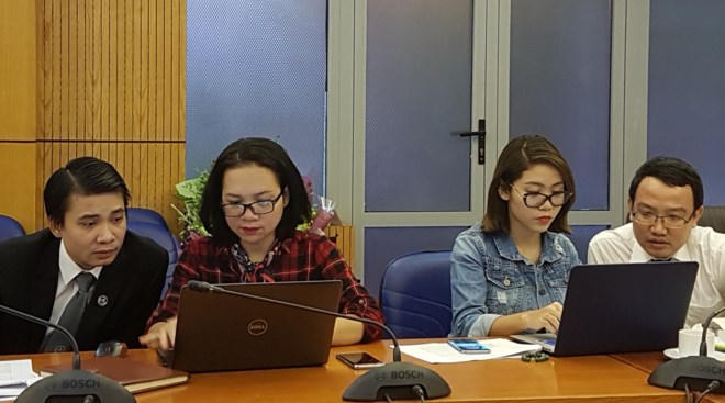 Luật sư Trần Xuân Thành (ngoài cùng bên trái) chia sẻ, nhiều bị cáo là người chưa thành niên tâm sự, nếu biết hành vi đó là phạm tội thì đã không làm.