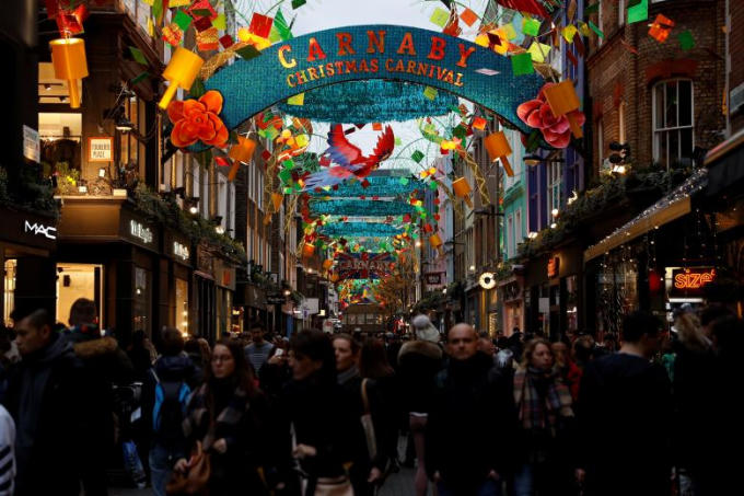 Đường Carnaby tại trung tâm thủ đô London, Anh sôi nổi, ấm cúng trong không khí Giáng sinh. (Ảnh: Reuters)