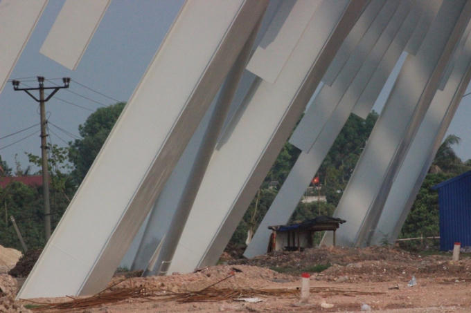 Cổng được dựng kiên cố với 8 trụ sắt khổng lồ.