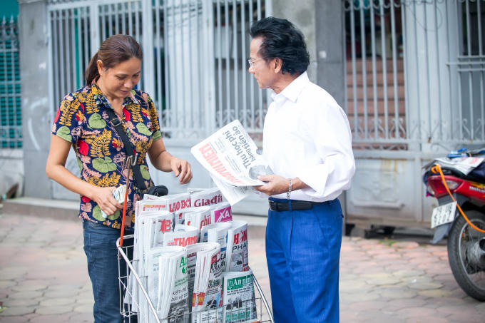 Người h&acirc;m mộ x&uacute;c động &ocirc;m chầm Chế Linh tại qu&aacute;n tr&agrave; đ&aacute; vỉa h&egrave;