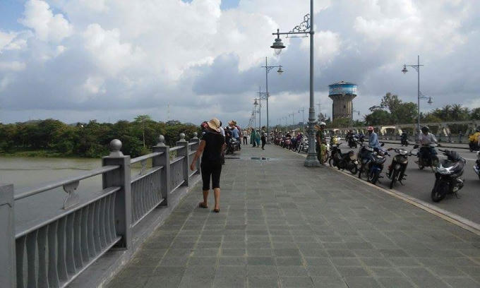 Hiện trường nơi nạn nhân nhảy sông tự vẫn.
