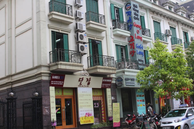 Những biển hiệu sai quy định vẫn chưa có dấu hiệu tháo dỡ, thay thế...