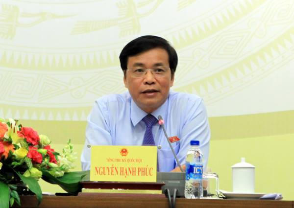 Tổng Thư ký Quốc hội Nguyễn Hạnh Phúc trả lời câu hỏi của phóng viên tại buổi họp báo.